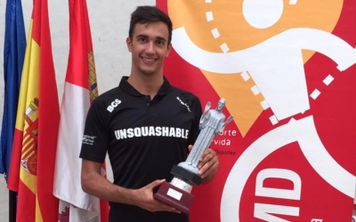 Iker Pajares amb el títol celebrat a Palència